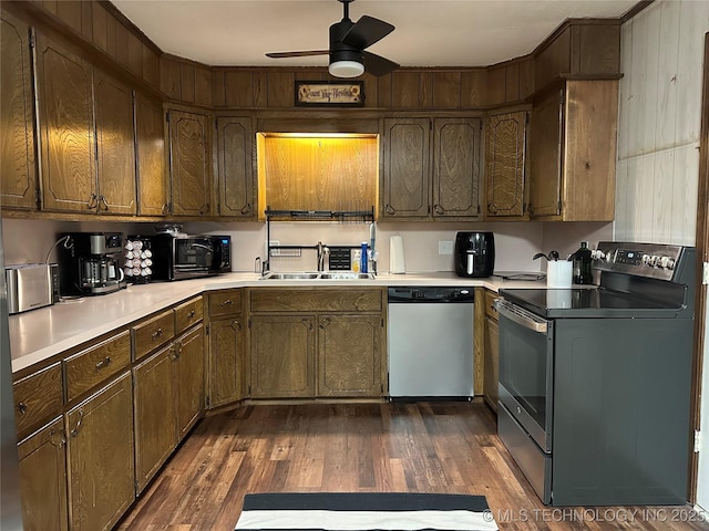 kitchen featuring ceiling fan, appliances with stainless steel finishes, sink, and dark hardwood / wood-style floors