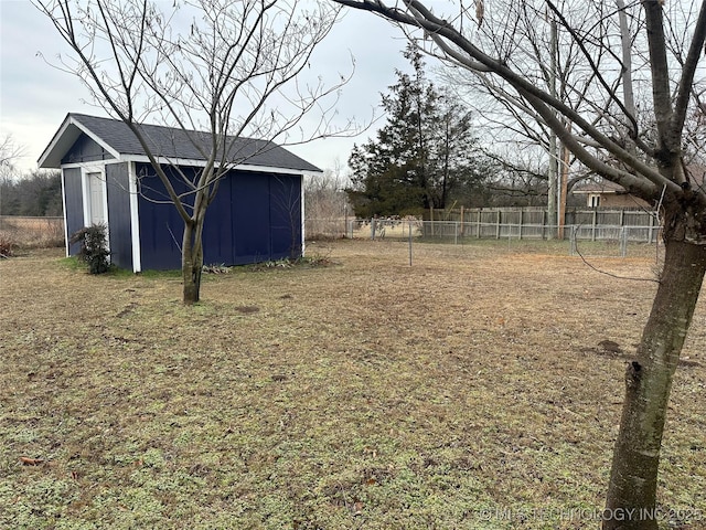 view of yard featuring a storage unit