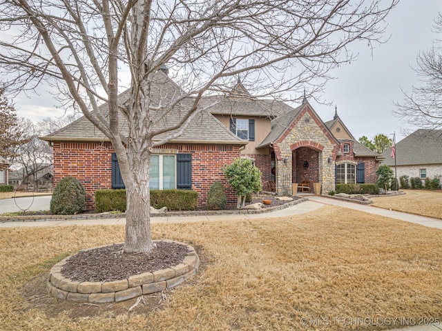 view of front of home featuring a front yard