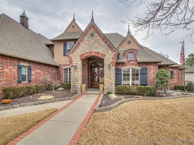 view of front of home featuring a front yard