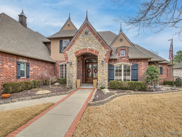 view of front of property featuring a front lawn