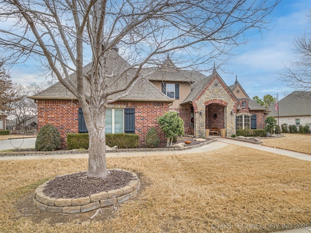 view of front facade featuring a front yard