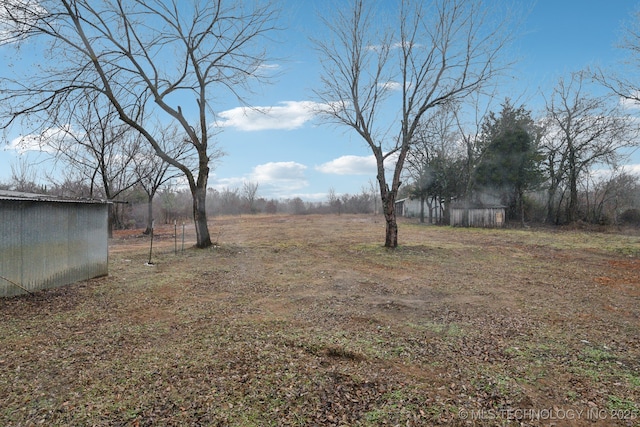 view of yard with an outbuilding