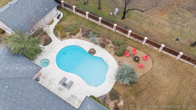 view of swimming pool