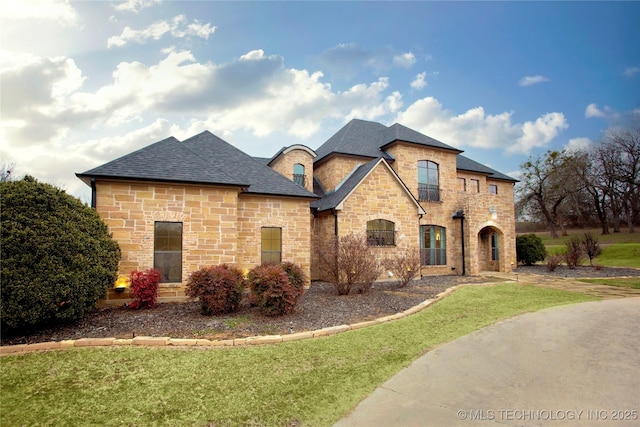 view of front of property with a front lawn