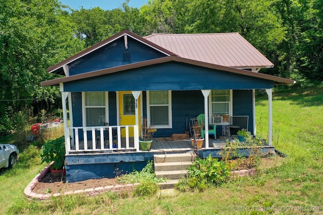 bungalow-style home featuring a front yard and covered porch