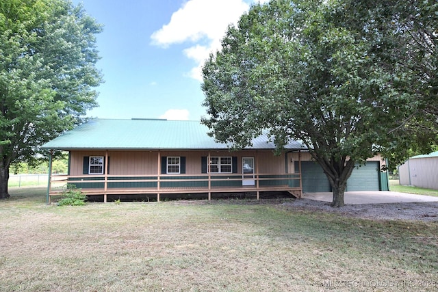 view of front of property with a front yard