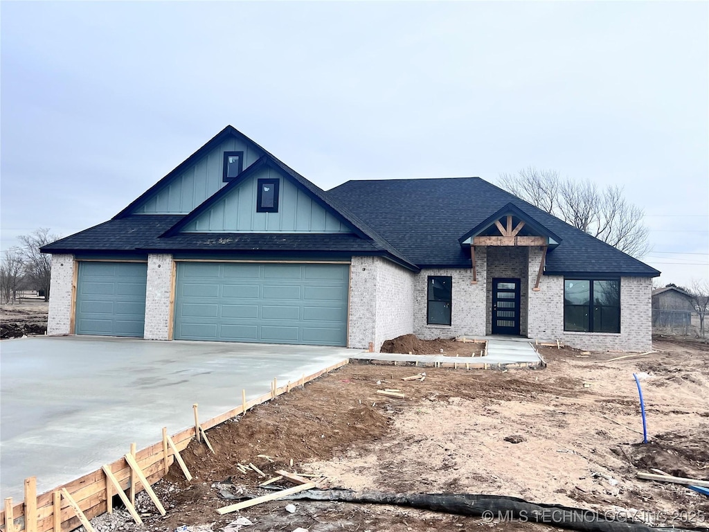 view of front of house featuring a garage