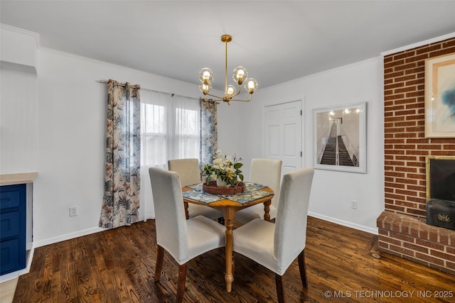 dining space featuring dark wood-type flooring, crown molding, and a notable chandelier