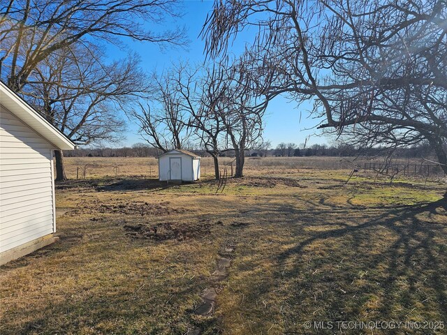 view of yard featuring a shed and a rural view