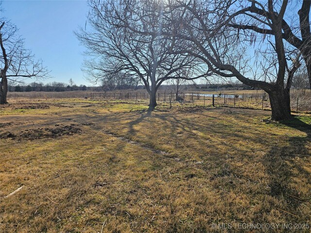 view of yard featuring a rural view