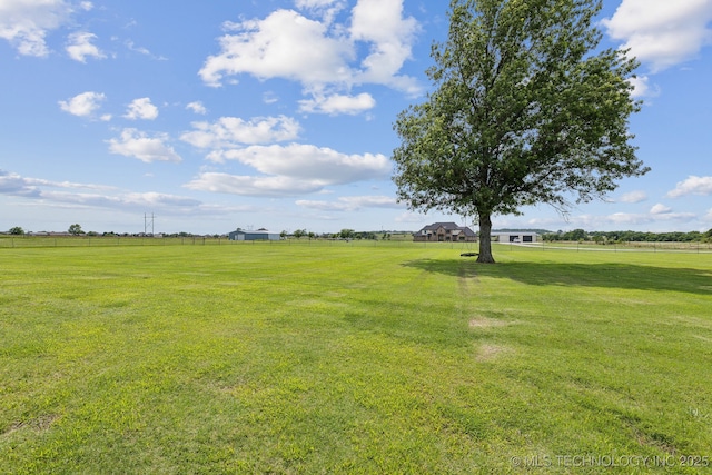 view of yard featuring a rural view