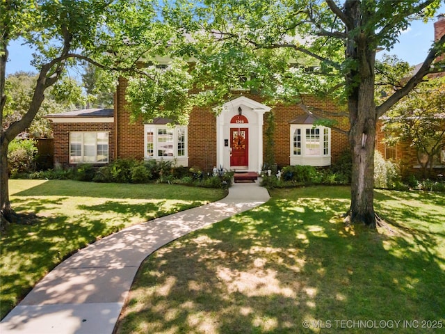 view of front of home featuring a front yard