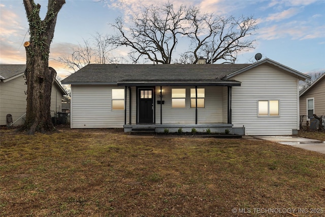 view of front of home featuring a lawn