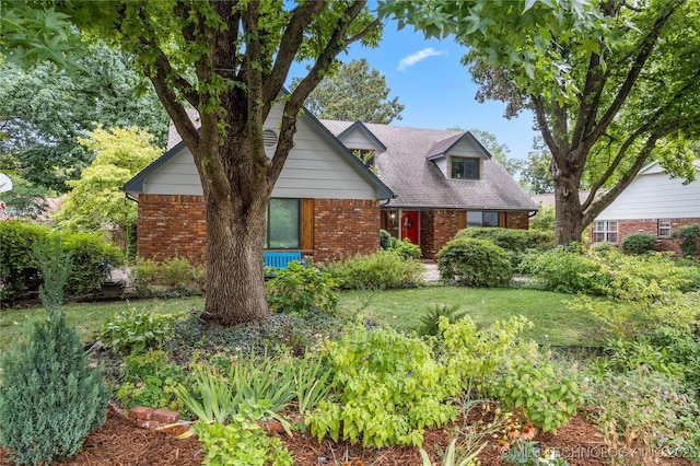 view of front of property with a front yard