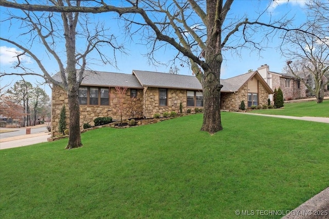 view of front of home featuring a front yard