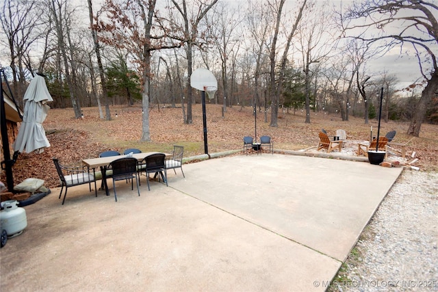 view of patio with a fire pit