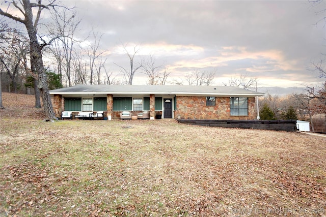 ranch-style house featuring a front lawn