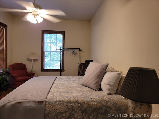 bedroom with ceiling fan