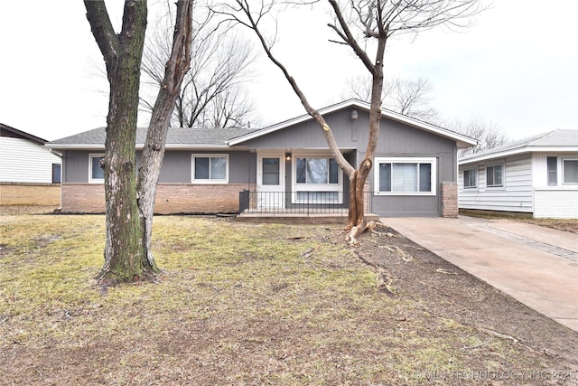 single story home featuring a front yard