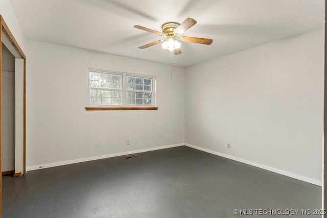 unfurnished bedroom featuring ceiling fan and a closet