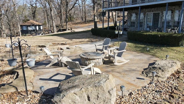 view of patio featuring a fire pit