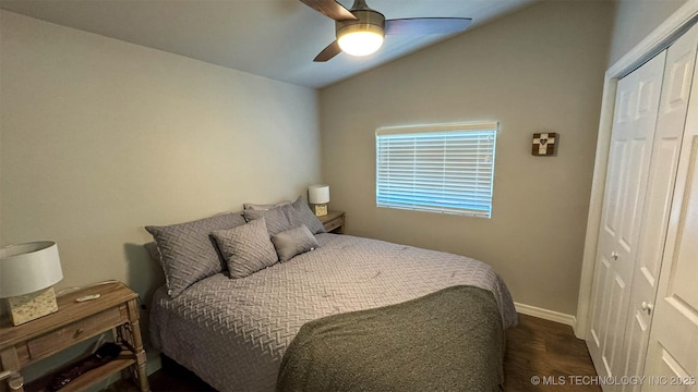 bedroom featuring vaulted ceiling, ceiling fan, dark hardwood / wood-style flooring, and a closet