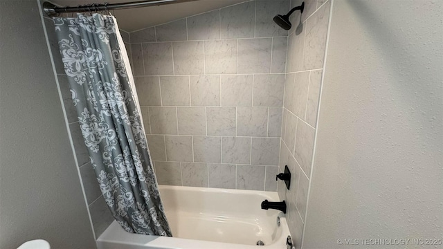 bathroom with shower / tub combo