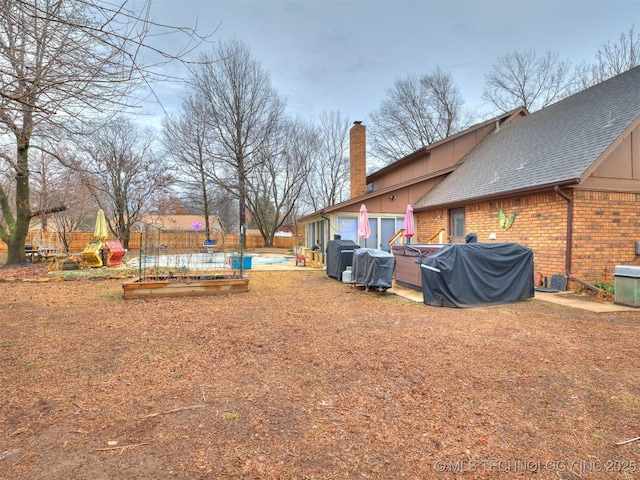 view of yard featuring a vegetable garden