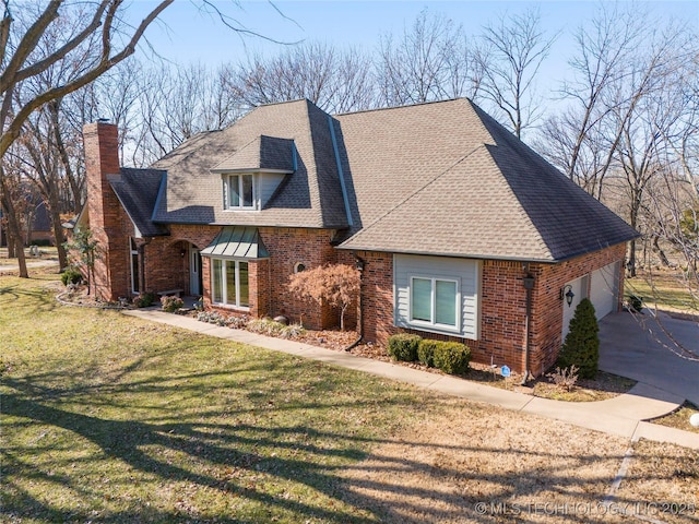 view of front facade featuring a front yard