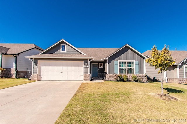 craftsman house with a garage and a front lawn