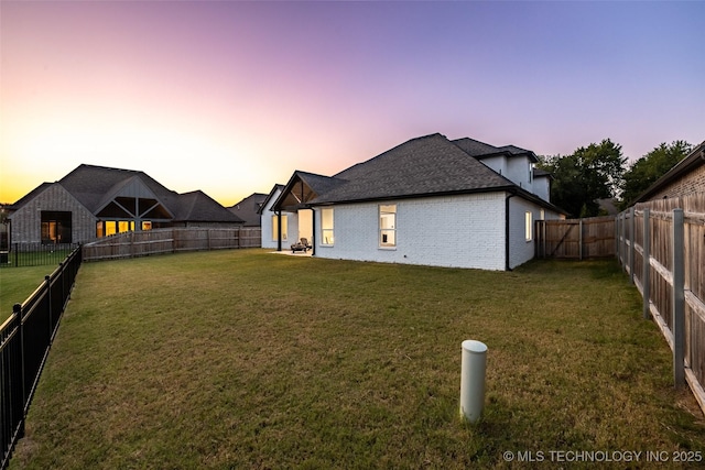 view of yard at dusk