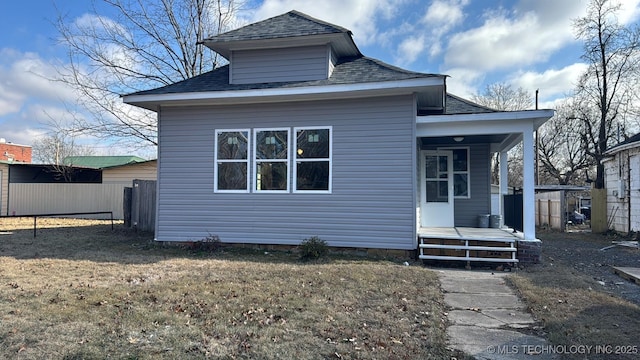 view of front of property with a front yard