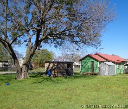 view of yard with a storage unit