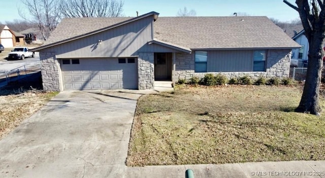 view of front facade featuring a garage