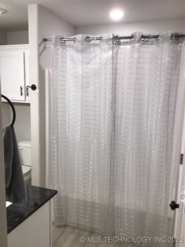 bathroom featuring a shower with shower curtain