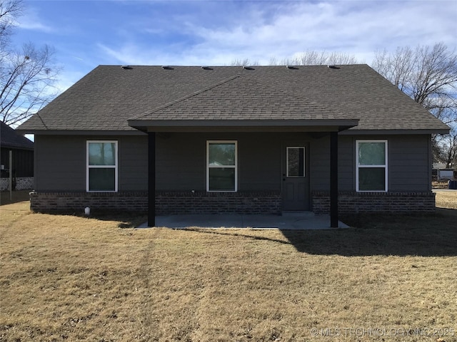 back of house featuring a lawn