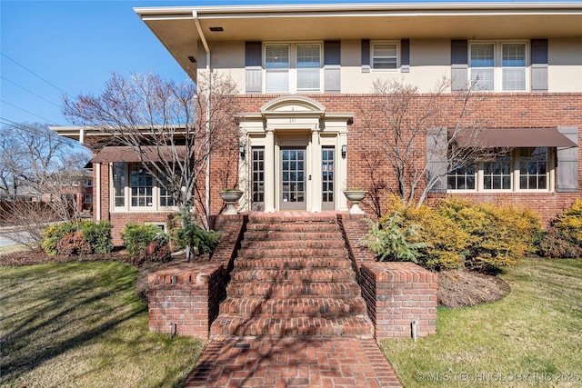 view of front of property featuring a front lawn