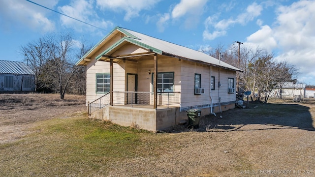 bungalow featuring a front yard