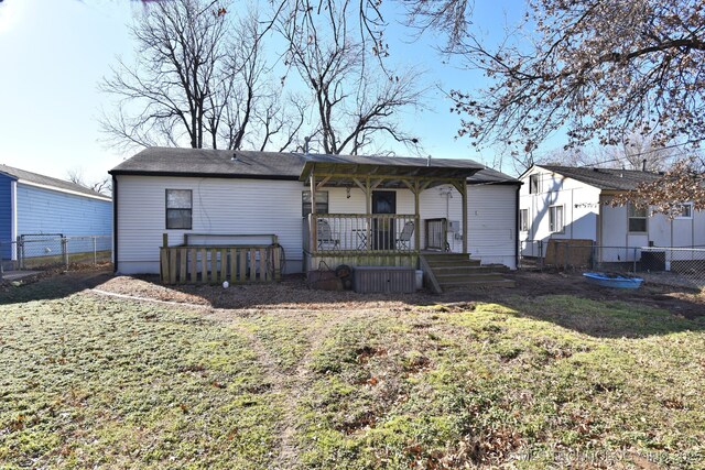 view of front facade featuring a front yard and covered porch