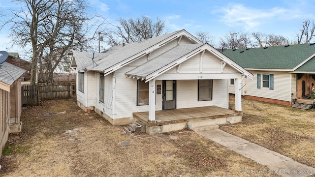 bungalow featuring a front yard