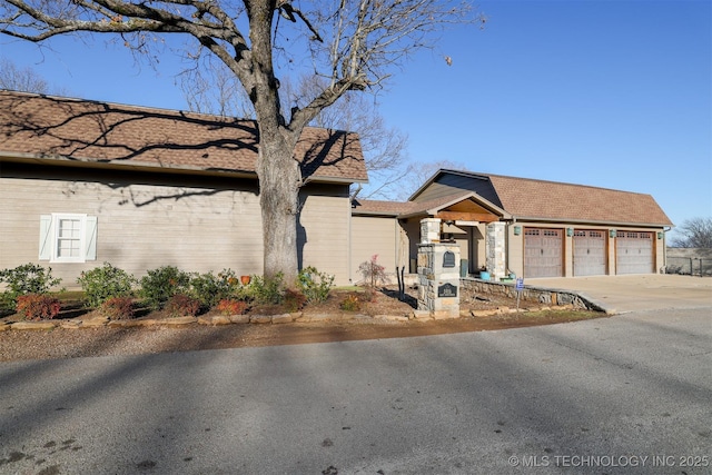 ranch-style home featuring a garage