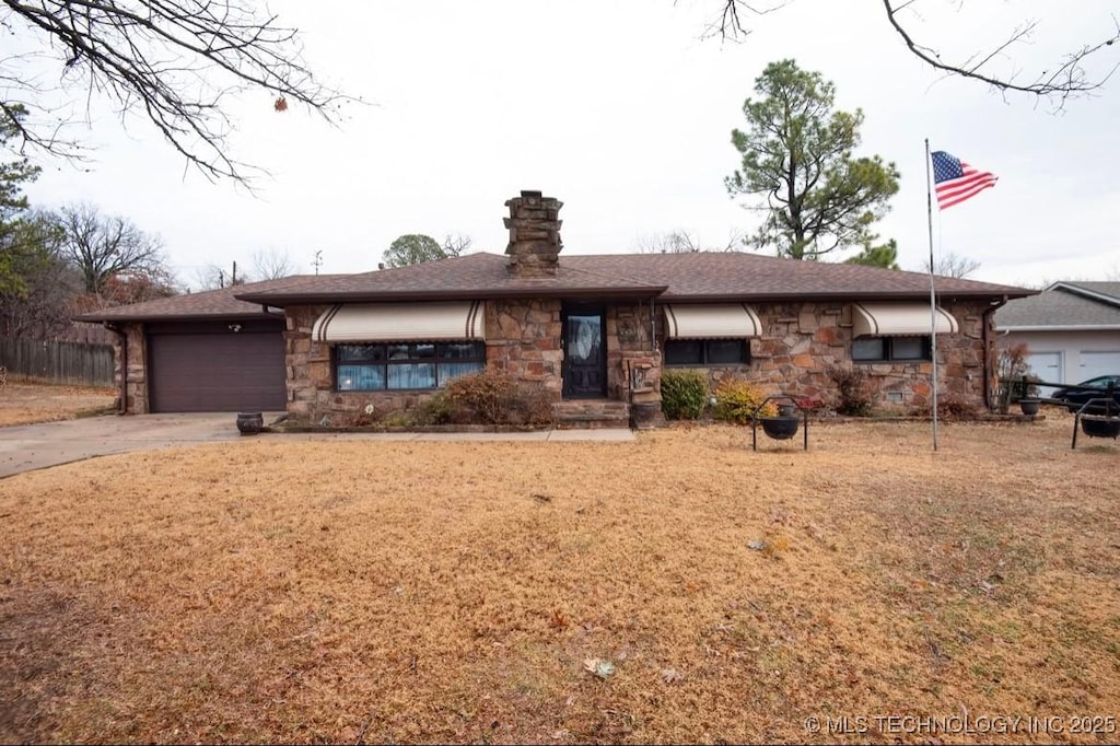 view of front of house featuring a garage and a front yard