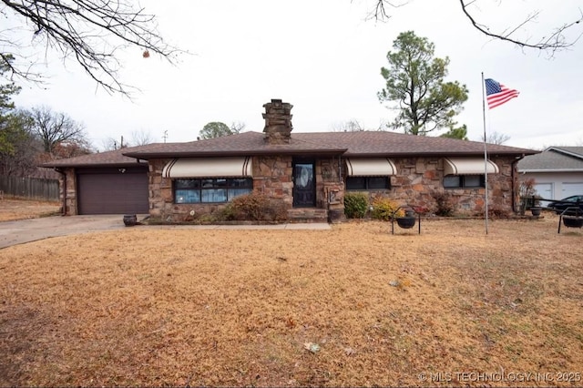 view of front of house featuring a garage and a front yard