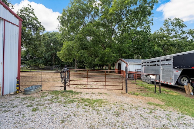 view of yard featuring an outbuilding