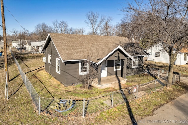 view of front of property featuring a front yard