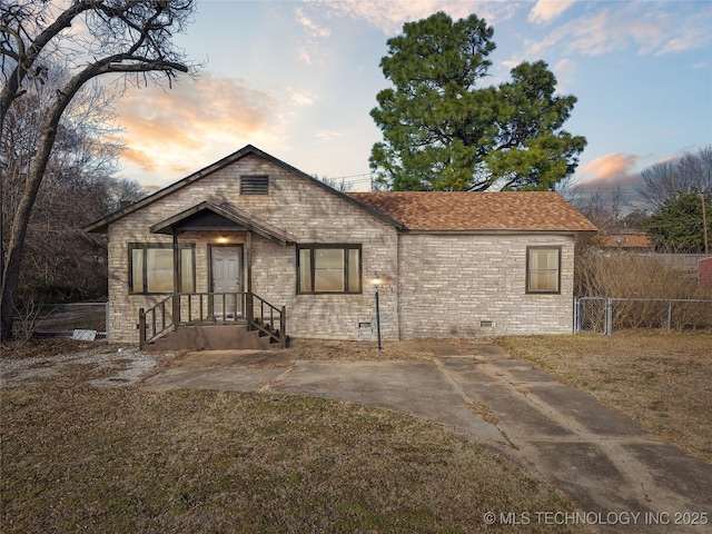 view of front of home featuring a lawn