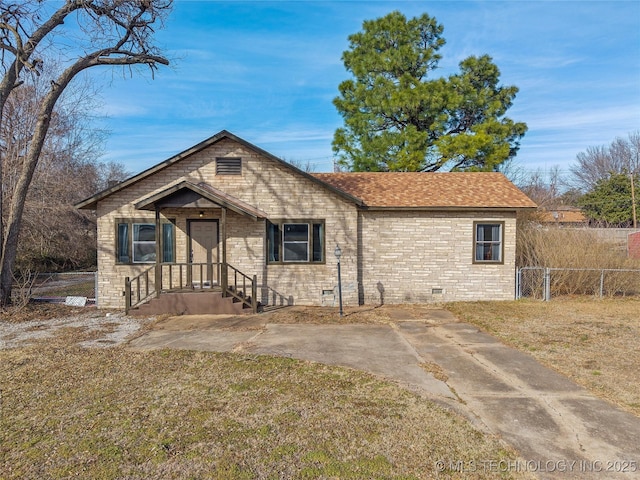 view of front of property with a front yard