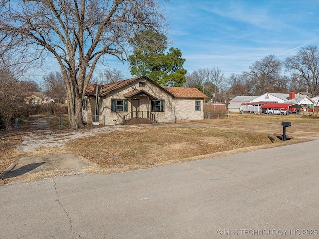 view of front facade with a front yard