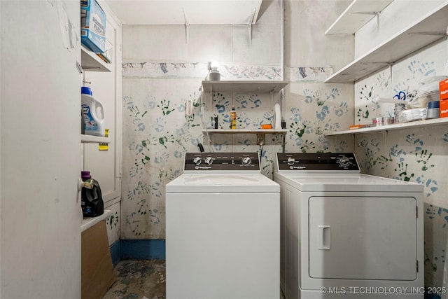 washroom featuring washing machine and clothes dryer